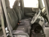 女性でも運転がしやすいように、シートの高さ調整機能(シートリフター)がついています。運転席と助手席の間が空いている為、助手席側への移動がスムーズです。交通量の多い道でも助手席側から乗り降りができます。