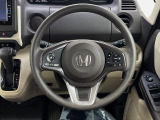 インテリアに合わせたデザインのステアリングは、運転される方のことも考え、運転しやすい形状、大きさです。是非一度、実際に触ってお確かめください。