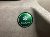 ECONモードをONにするとアクセルペダルの動きに対するエンジンの反応とエアコンの制御を切り換えることで、燃費のいい運転をするドライバーがペダルを踏んだ時と同じようにエンジンを制御します。