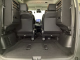 載せるものに合わせて、自由自在にシートを調整。長めの荷物も、大きな買い物も、工夫次第でスッキリ収まります。使い方次第で楽しみが広がる空間です。