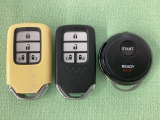 スマートキー付きですからドアロックの開閉およびエンジンスタートが楽々です。電動スライドドアの開け閉めもボタンで操作できます。加えて、純正リモコンエンジンスターター用の操作キーもついています。