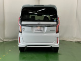 後席の窓には外から車内が見えにくくなるプライバシーガラスを採用。周りを気にせずリラックスして過ごせます