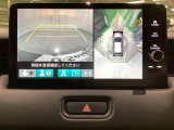 マルチビューカメラシステム搭載車です。お車の周囲を全方位でカバーします。後方・前方・両脇と、コンディションが悪い視界でもカラーモニターに映し出した映像がドライバーをサポートします。