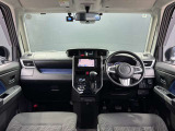 運転席からの全景(インパネ周り)。各操作スイッチやナビが機能的に配置され、見晴らしが良く運転しやすいレイアウトです。