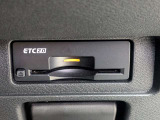 高速道路での料金所通過をスムーズにするETC2.0車載器。情報連携機能により、より快適なドライブをサポートします。
