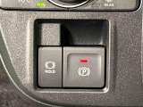 指先だけで簡単に操作が可能な電動パーキングブレーキを採用。「HOLD」スイッチを押すと、渋滞や信号待ちなどでブレーキペダルから足を離しても、ブレーキを保持するので安心です