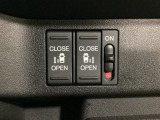 リアドアは乗り降りに便利な両側電動スライドドアです。また運転席に座っていながらスイッチ操作で自在にスライドドアを開け閉めできます。