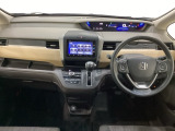 車内は光触媒抗菌消臭施工済です。インパネ周りはスタイリッシュなデザインで機能や装備も充実しています。グローブボックスやカップホルダーのほかにトレーなどたくさんの収納スペースが付いています。