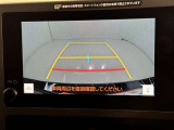 後方の見える安心をお届けするバックガイドモニター付:バックするときのアシストラインもあって楽々バック!車庫入れや縦列駐車をサポートし、苦手な駐車も安心です!今やもう手放せない装備ですネ♪