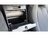 運転席と助手席の間には収納がございます!車検証入れ等はコチラに収納いただけるようになっております。