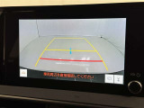 後方の見える安心をお届けするバックガイドモニター付:バックするときのアシストラインもあって楽々バック!車庫入れや縦列駐車をサポートし、苦手な駐車も安心です!今やもう手放せない装備ですネ♪
