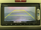 リバースギアに入れるだけで後方の表示へ切り替わります。夜間や雨の日の駐車も楽になりますよ。