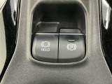 わずかな力で簡単に操作出来る電動パーキングブレーキ、信号待ちや渋滞時などブレーキを踏み続ける場合に比べて足腰の疲労が軽減されるオートブレーキホールド付きです!