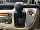 CVT車のセレクトレバーです。低速から高速まで、変速ショックのないスムーズな走りを実現するとともに、エンジン効率のよい領域を維持することで燃費にも貢献します。