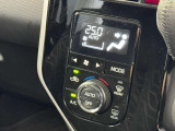 デジタル表示が見やすいフルオートエアコン。お好みの温度を設定するだけで、車内を快適な室温に自動で保ちます。