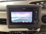 【バックカメラ】運転が苦手な方も車庫入れラクラクです!ギアをリバースに入れれば自動的に切り換わりますので、面倒な操作は不要です♪狭い駐車場もお車を傷つけず安心ですね!