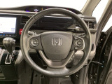 ハンドルにHondaセンシング系のクルーズコントロールやレーンキープアシストなどのスイッチと、オーディオの操作スイッチが装備されています。ハンドルから手を離さず安全に操作できます。