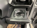 運転席と助手席には、格納式のドリンクホルダーが装備されています。