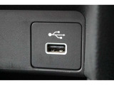 USBジャックも搭載。車内で音楽再生だけではなくスマートフォン等の機器へ充電可能です♪