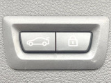 ●電動リアゲート:ワンタッチでリアゲートの開閉ができ、荷物などで両手が塞がっている状態でも簡単に開閉ができる便利機能です。