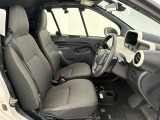 運転する時はドライビングポジションが気になりますよね。パワーシートで座席位置の微調整もしっかりできます。高級感がある装備としても人気があります。