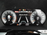 重厚感と安定感があり、同時にダイナミックさも備えるAudiの走り。機能やデザインが革新的なメーター。