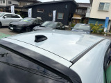 目立つキズ凹み等はありませんが、中古車という商品の特性ルーフには子キズや塗装しみがあります