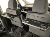 運転席・助手席の背もたれには、2列目シート用にカップホルダー付きの「格納式のシートバックテーブル」を装備しています。休憩時のちょっとした時間などカップを置いたり、小物置きに使えて便利です。