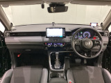 車内は光触媒抗菌消臭施工済です。スタイリッシュなデザインでスポーティなインパネ周りを演出します。グローブボックスやカップホルダーのほかにトレーなどたくさんの収納スペースが付いています。