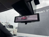 インテリジェントルームミラー☆後席に乗っている人や、大きな荷物を載せていると見にくくなりがちな後方視界。。こちらは車両後方のカメラ映像をミラーに映すので、天候にも影響されないクリアな後方視界を実現☆