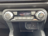 エアコン操作部。運転席と助手席はシートヒーター付き。