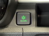 ECONモードをONにするとアクセルペダルの動きに対するエンジンの反応とエアコンの制御を切り換えることで、燃費のいい運転をするドライバーがペダルを踏んだ時と同じようにエンジンを制御します。