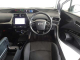 革巻き(合皮製)ステアリングで快適な操作性の運転席です。