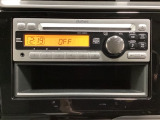 純正CDチューナーにはAUX入力端子がついてますので外部入力から音楽などを楽しめます。その下には1DIN分の小物入れがついています。CDケースなどを入れるのに便利です。
