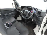 シンプルで使いやすいデザインの運転席です。