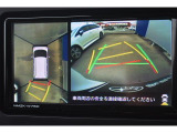 シフトレバーをリバースにすると連動して全周囲カメラ映像&バックセンサーに切り替わります。スイッチ一つでその のカメラへの切り替えも出来ます
