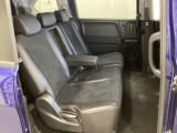 2列目シートは背もたれの角度調節ができるベンチシートになっております。長距離運転になってもゆったりとできるように、アームレストがついてます。