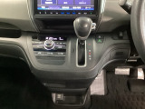 足元スッキリ、インパネシフトです。パーキングブレーキはフットブレーキタイプなので、運転席と助手席の間がスッキリしています。
