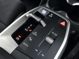 身体をしっかり支えながら長時間のドライブでも快適に過ごせるBMWのシート。素材の質感やステッチ細部まで丁寧に仕上げられたデザインが室内に上質な雰囲気を齎します。乗る度に心地良さを感じられるシートです。