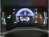 カラーヘッドアップディスプレイ付き。少ない視線移動で情報を確認できるので、運転の疲労軽減に繋がりますよ♪