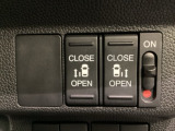 リアドアは乗り降りに便利な両側電動スライドドアです。また運転席に座っていながらスイッチ操作で自在にスライドドアを開け閉めできます。