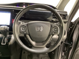 ハンドルにHondaセンシング系のクルーズコントロールやレーンキープアシストなどのスイッチと、オーディオの操作スイッチが装備されています。ハンドルから手を離さず安全に操作できます。