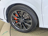 オレンジキャリパー(フロントLEXUSロゴ)装着でよりF SPORTらしい印象になっております。