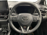 快適な操作性の運転席、ハンドルも綺麗に清掃済みです!もちろん安全を守るエアバッグも装備しているので安心してお乗りいただけます(^^)