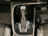 「e:HEV」は、モーター走行を中心にしながら電気エネルギーやエンジン動力を最も効率よく使い分けることができる賢いハイブリッドシステムです。サイドブレーキはスイッチ操作の電子制御パーキングブレーキです