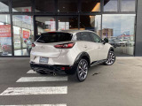 ブラインドスポットモニタリングを装備しております。車線変更時に見えにくい後方斜め後ろの車両を検知し、ドアミラー内のインジケーターでお知らせして安全確認をサポートします。
