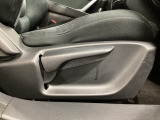 運転席にはドライバーの体型や好みに応じて前後方向だけでなく、高さの調整ができるシートリフターを装備!