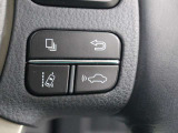 レーダークルーズコントロール(全車速追従機能付)が装備されています。高速道路で定速走行だけでなく、0km/hから約100km/hの広い範囲で先行車との車間距離を適切に保ちながら追従走行ができます。