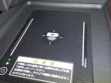 置くだけでワイヤレスで充電可能です。