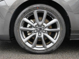18インチ純正アルミホイールを装備。タイヤサイズは215/45R18となります。